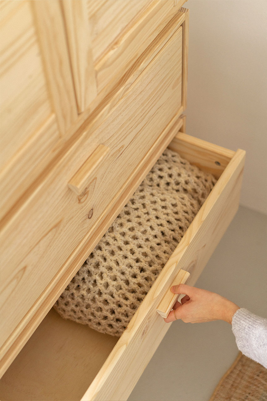 Imagen de ambiente 4 para:Armario con puertas y cajones de madera natural